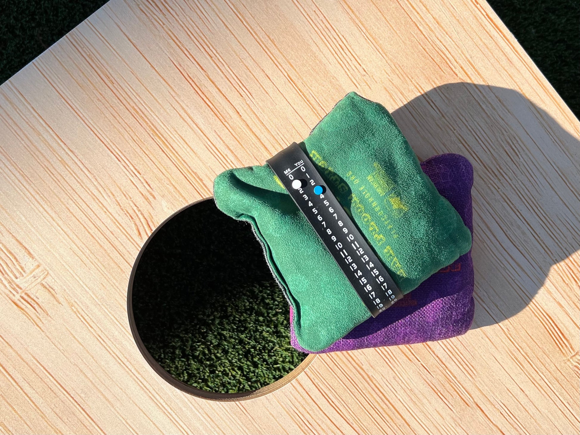 This Point Band is used to keep score while playing cornhole. Easily keep score from 1-21 for you and your opponent. Many sports & games play to 21, so this point band can help you keep track of your score, so you can concentrate on the game.