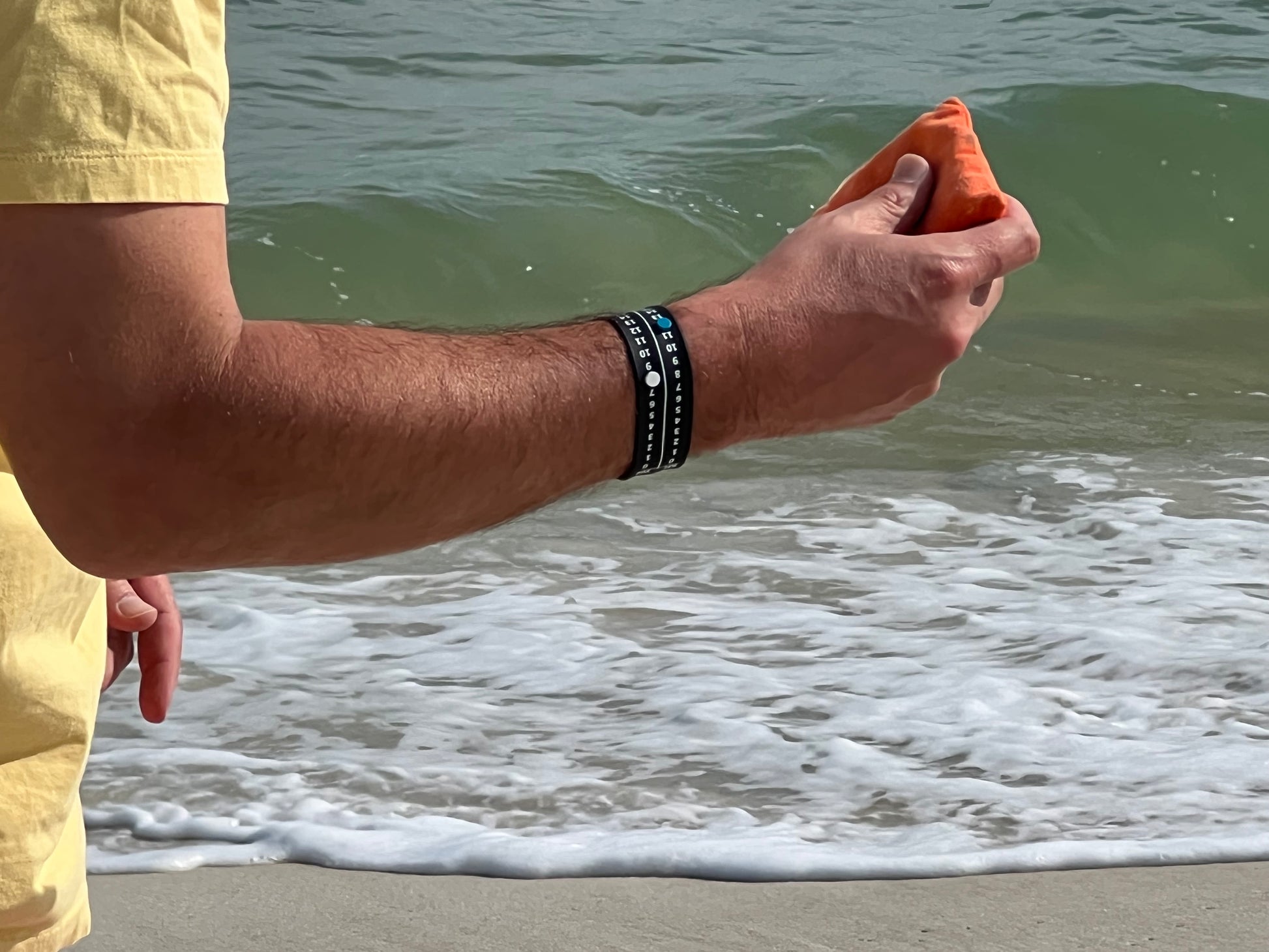 This Point Band is used to keep score while playing cornhole. Easily keep score from 1-21 for you and your opponent. Many sports & games play to 21, so this point band can help you keep track of your score, so you can concentrate on the game.