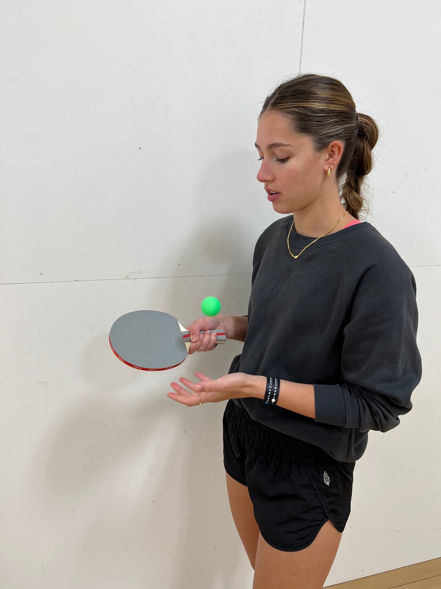 This Ping Pong Point Band is used to keep score while playing ping pong. Easily keep score from 1-21 for you and your opponent. Many sports and games play to 21, so this point band can help you keep track of your score, so you can concentrate on the game.