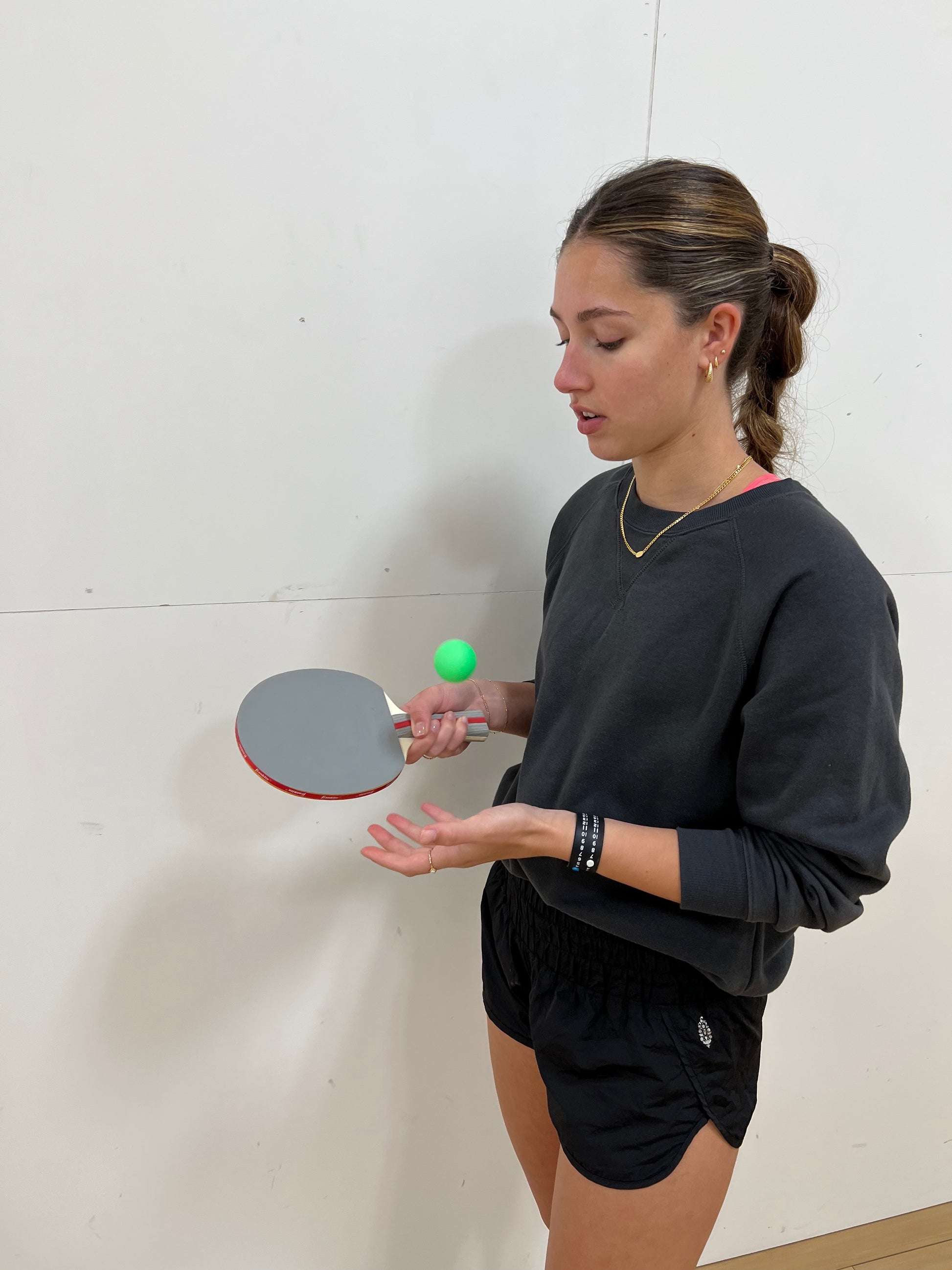 This Ping Pong Point Band is used to keep score while playing ping pong. Easily keep score from 1-21 for you and your opponent. Many sports and games play to 21, so this point band can help you keep track of your score, so you can concentrate on the game.