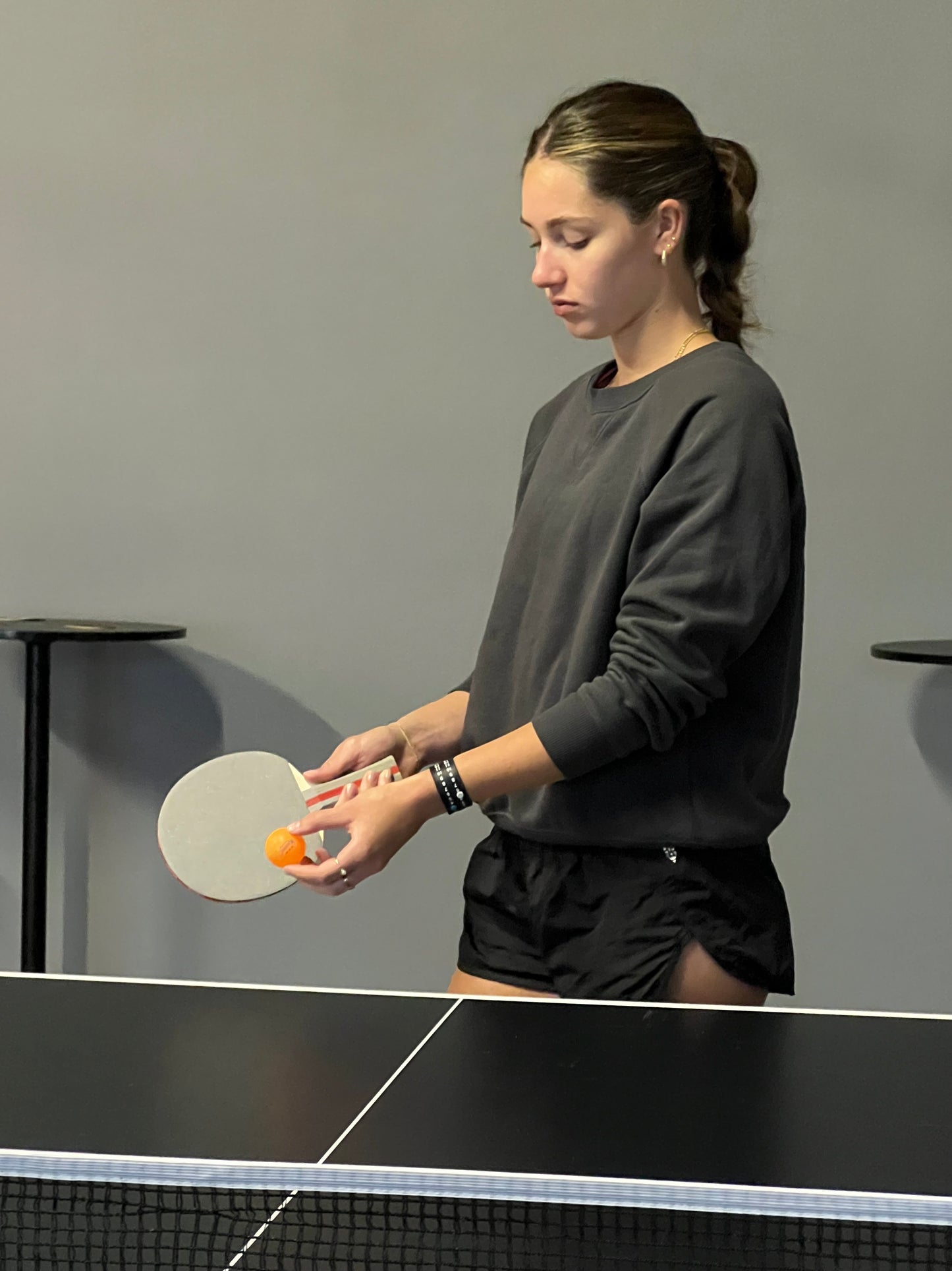 This Ping Pong Point Band is used to keep score while playing ping pong. Easily keep score from 1-21 for you and your opponent. Many sports and games play to 21, so this point band can help you keep track of your score, so you can concentrate on the game.