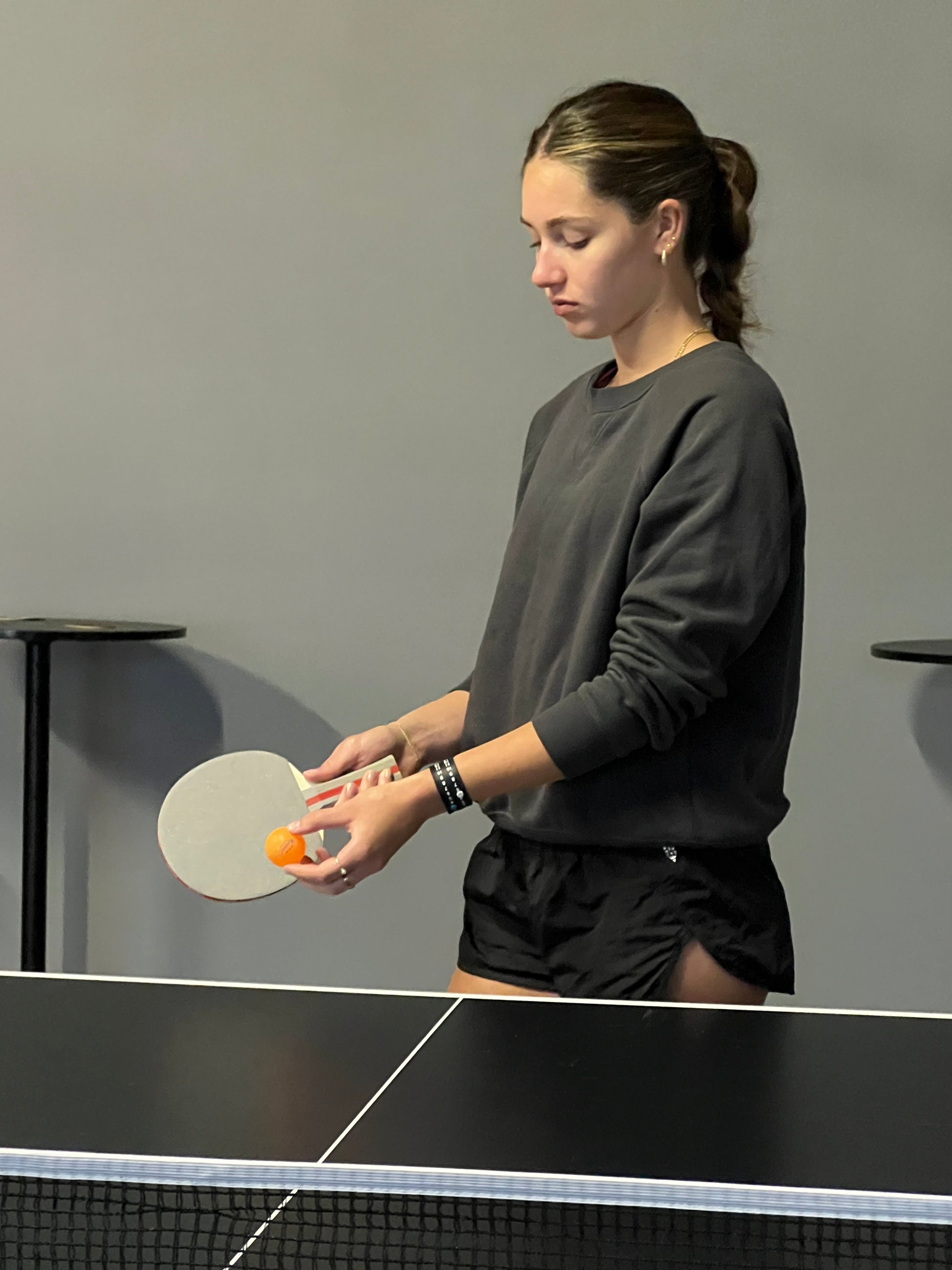This Ping Pong Point Band is used to keep score while playing ping pong. Easily keep score from 1-21 for you and your opponent. Many sports and games play to 21, so this point band can help you keep track of your score, so you can concentrate on the game.