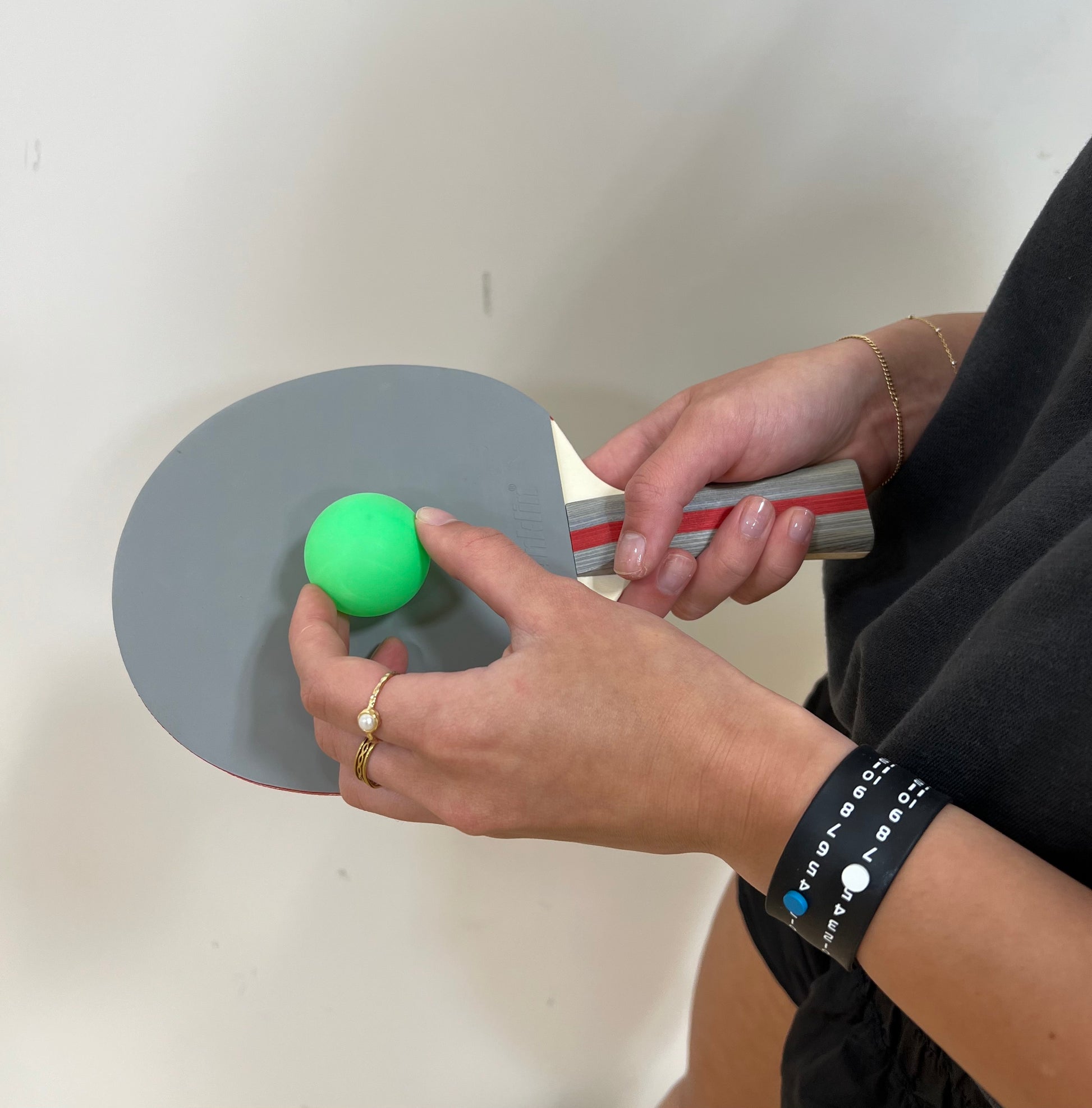 This Ping Pong Point Band is used to keep score while playing ping pong. Easily keep score from 1-21 for you and your opponent. Many sports and games play to 21, so this point band can help you keep track of your score, so you can concentrate on the game.