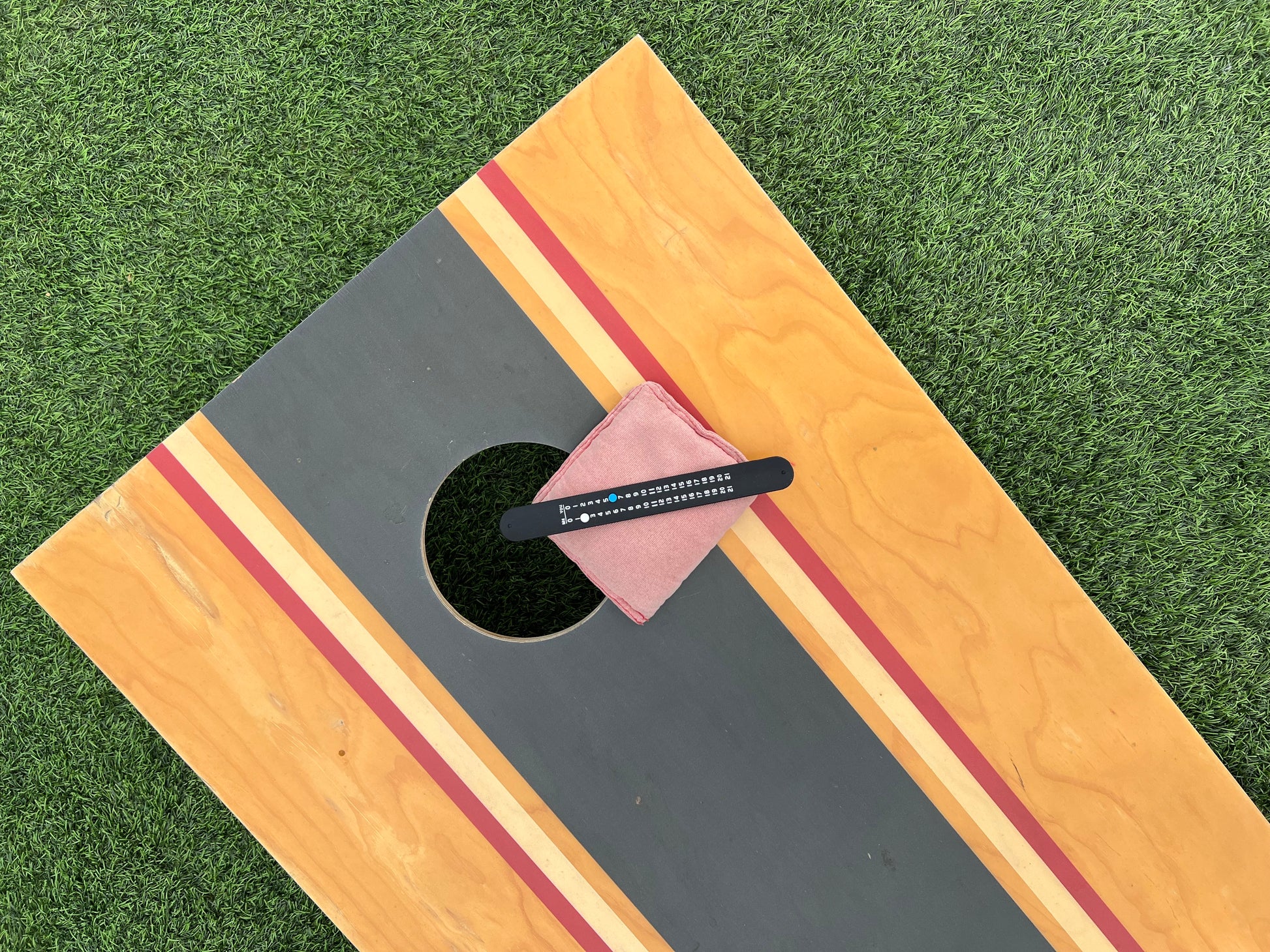 This Point Band is used to keep score while playing cornhole. Easily keep score from 1-21 for you and your opponent. Many sports & games play to 21, so this point band can help you keep track of your score, so you can concentrate on the game.