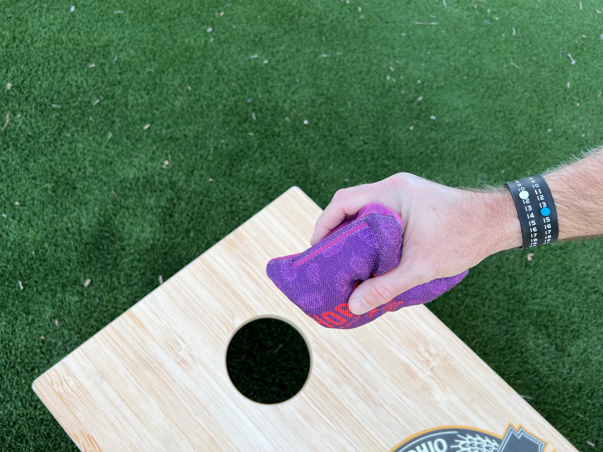 This Point Band is used to keep score while playing cornhole. Easily keep score from 1-21 for you and your opponent. Many sports &amp; games play to 21, so this point band can help you keep track of your score, so you can concentrate on the game. 